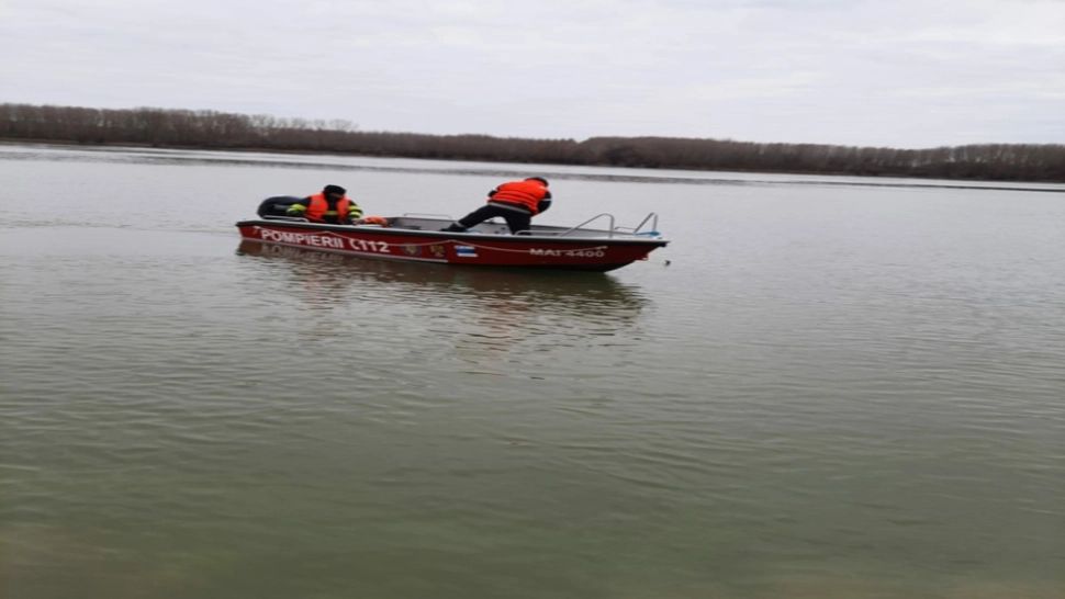 FOTO Alertă pe Dunăre! Pescar dispărut, căutat cu scafandri