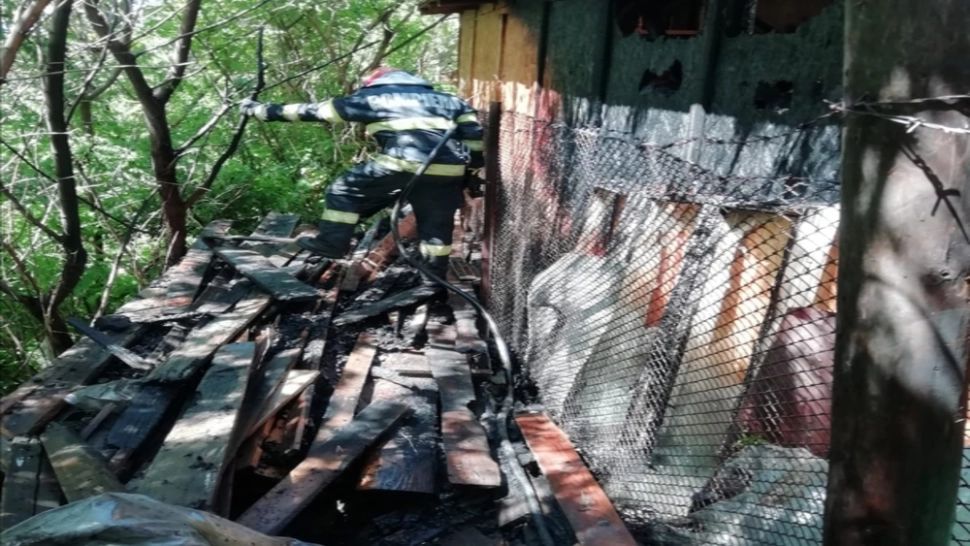 Incendiu în curtea unei biserici din Piatra-Neamț. Focul a izbucnit la o magazie cu lemne