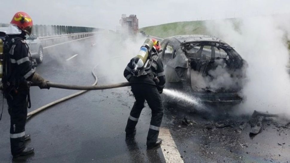 Panică pe A1: Autoturism în flăcări, pompierii au intervenit 