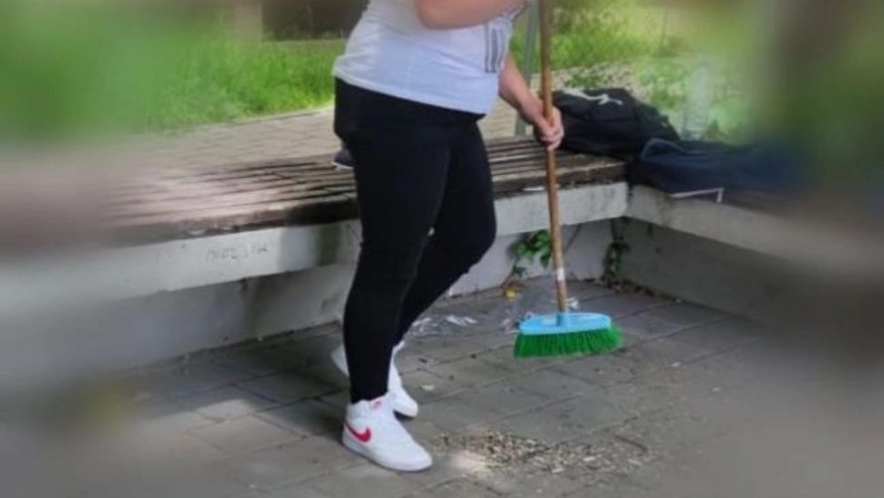 Tineri amendaţi şi puşi să dea cu mătura, după ce au aruncat pe jos coji de seminţe şi chiștoace