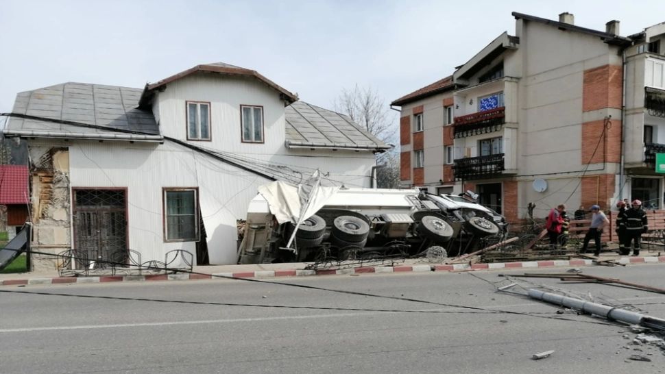 Accident grav, într-o localitate din Suceava: o basculantă cu pietriș a intrat în zidul unei case - o victimă 