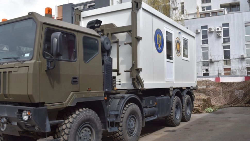 Un subofiţer de la Centrul de vaccinare de la Brigada Multinaţională din Craiova, acuzat că le-a cerut băutură celor veniţi la imunizare