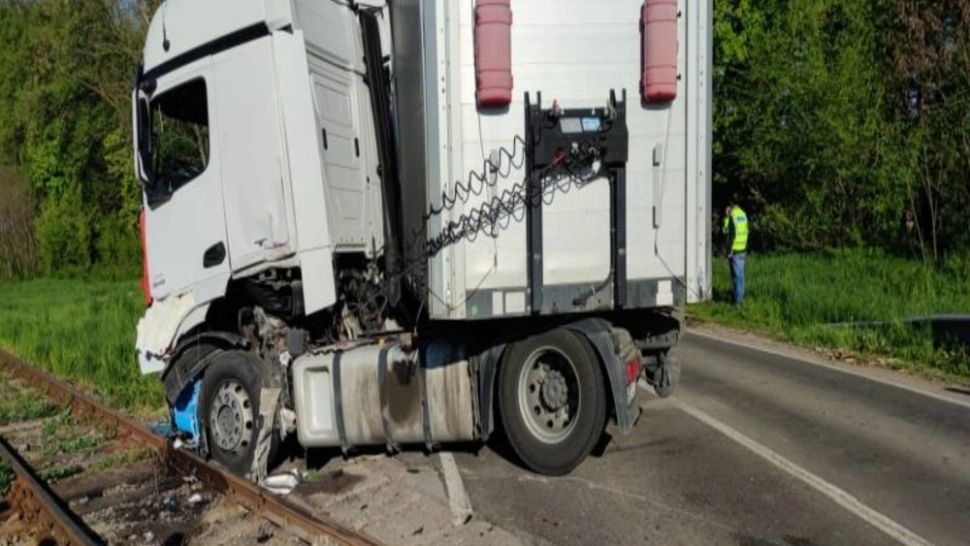 TIR lovit de tren, în județul Covasna! Se circulă pe un singur sens