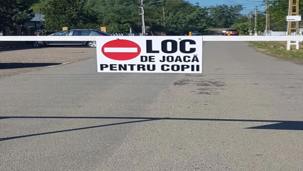 Caz SCANDALOS la Brăila: Loc de joacă pentru copii în mijlocul unui drum județean