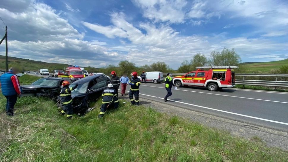 FOTO Accident grav în judeţul Cluj! Trei persoane rănite după impactul dintre două maşini