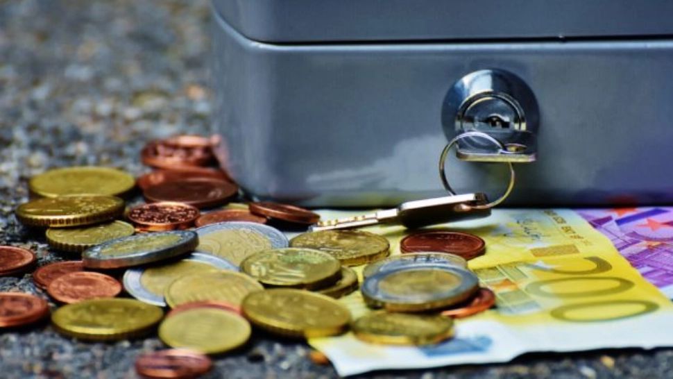 Ca în filme! A furat banii iubitei, i-a îngropat și a fugit din țară