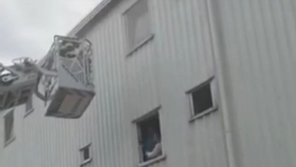 VIDEO Incendiu într-un bloc social din Constanța: mai multe persoane au fost evacuate cu scara mobilă