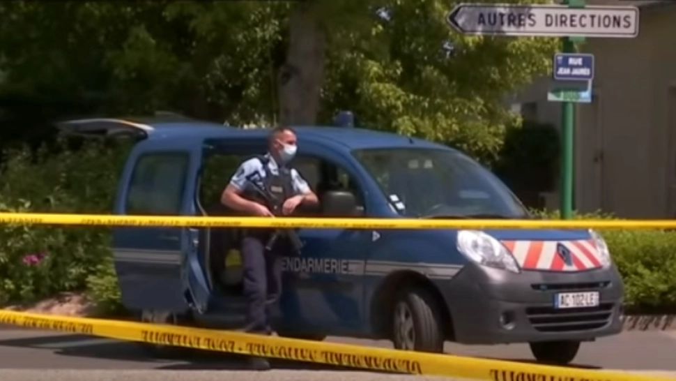 Atac cu cuțitul în Franța - o polițistă, grav rănită. Agresorul a murit după un schimb de focuri cu forțele de ordine