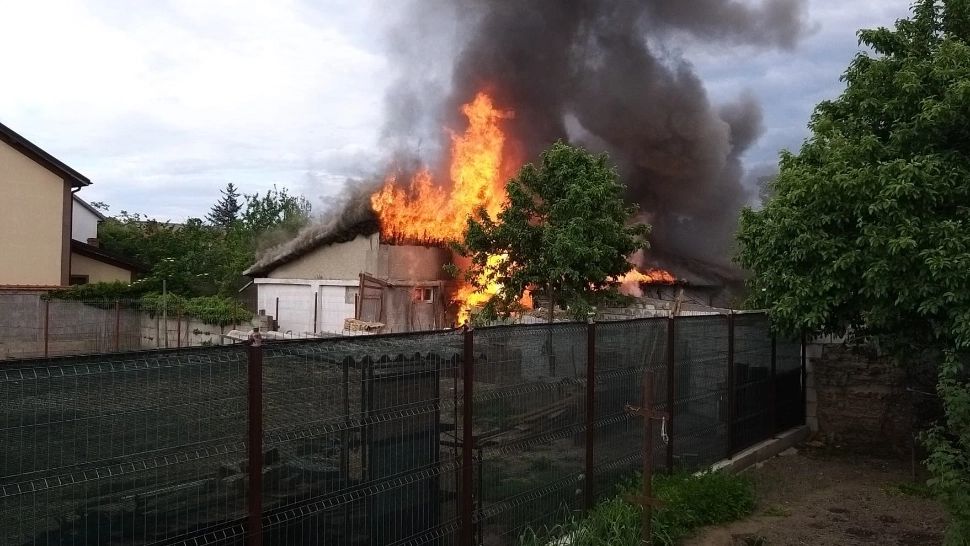 FOTO Incendiu de proporții la Giurgiu, au ars două case
