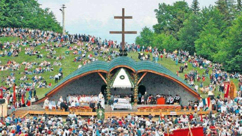 Rusaliile catolice de la Șumuleu Ciuc. Unii oameni au venit de la peste 1.000 de kilometri depărtare VIDEO