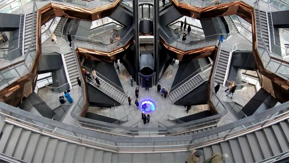 VIDEO | O sculptură „responsabilă” de mai multe sinucideri, redeschisă publicului la New York