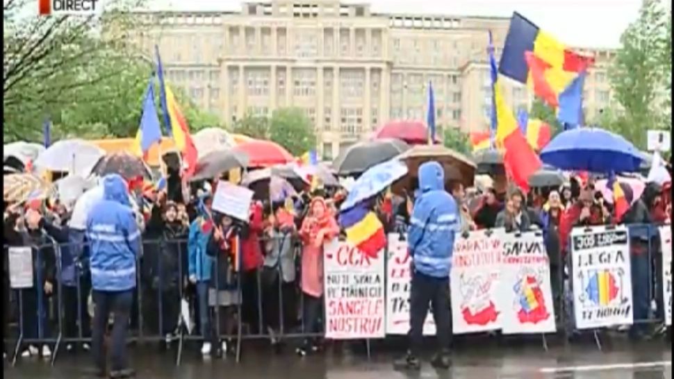 Protest în ploaie, în fața Parlamentului. Jandarmii intervin - Care sunt principalele REVENDICĂRI ale oamenilor