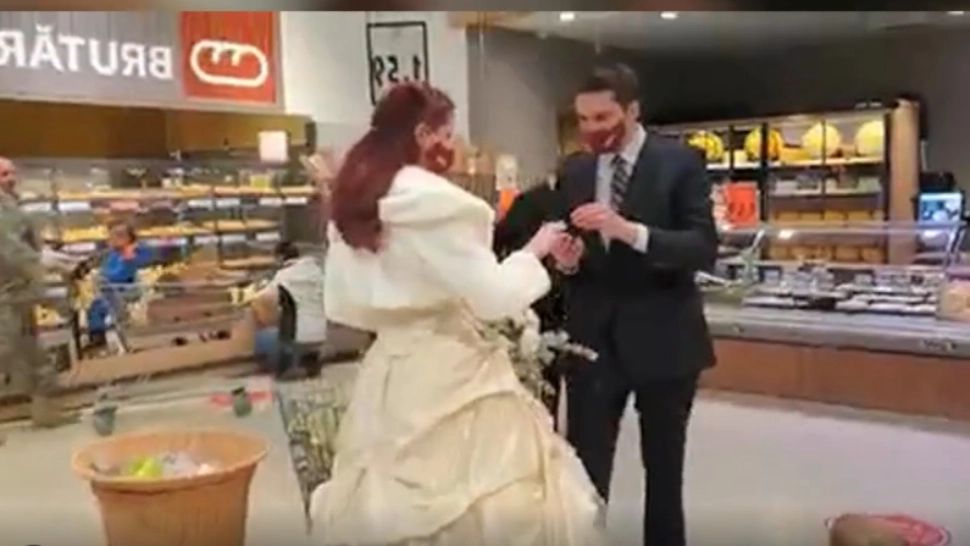 Protest INEDIT într-un hypermarket din Sfântu Gheorghe: O nuntă, organizată printre rafturile magazinului