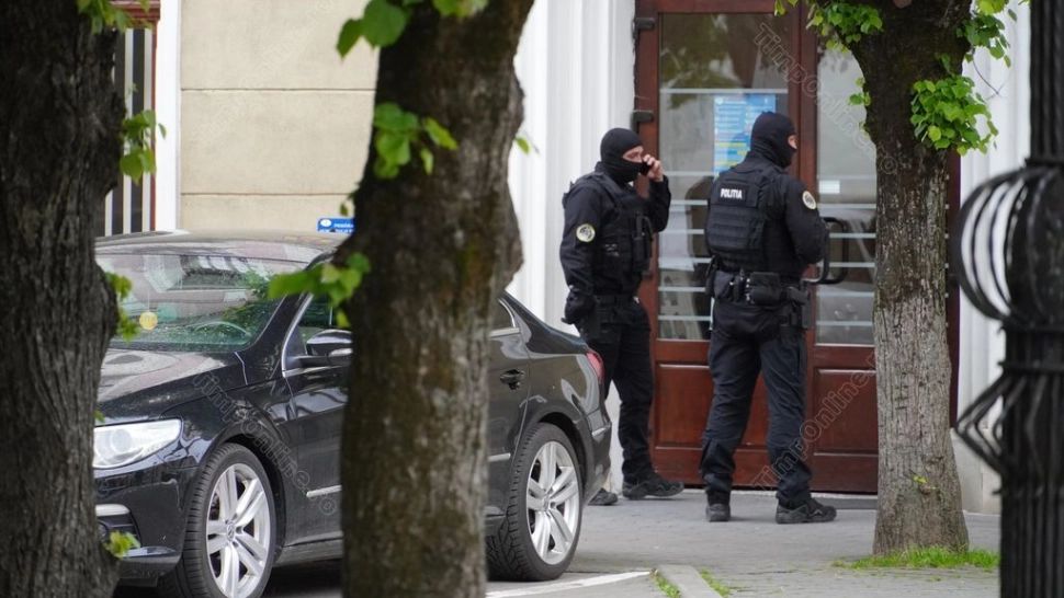 Percheziții la sediul Primăriei Bistrița: Clădirea, înconjurată de mascați. Angajații au părăsit instituția