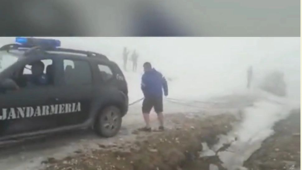 Cinci turiști blocați cu mașinile în nămeți, în zona Vârfului Bihor. Au intervenit jandarmii montani