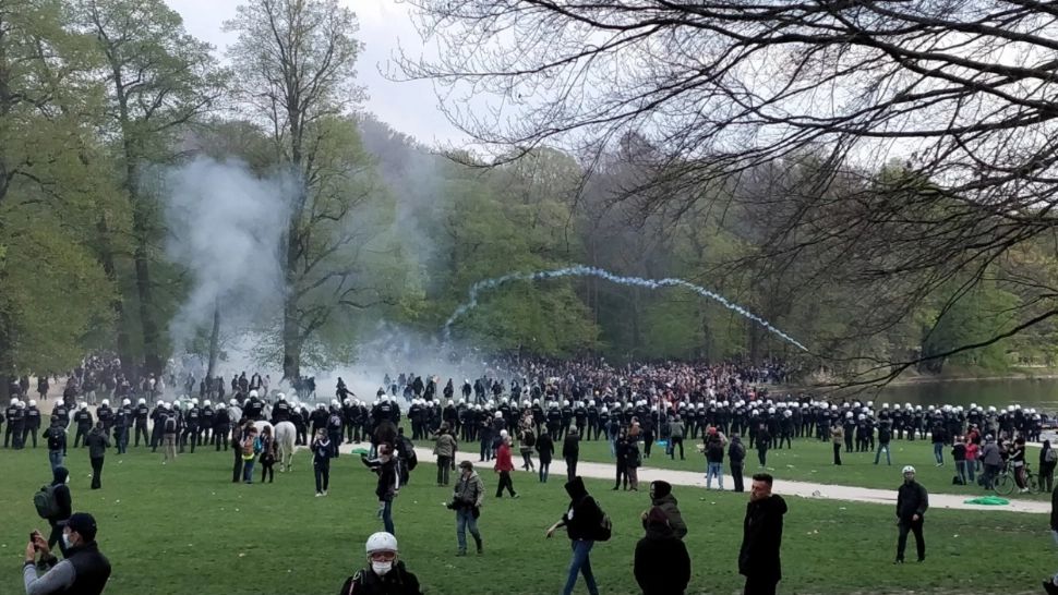 Peste 100 de persoane, arestare în timpul unei petreceri-protest, la Bruxelles. S-a intervenit călare și cu tunuri de apă