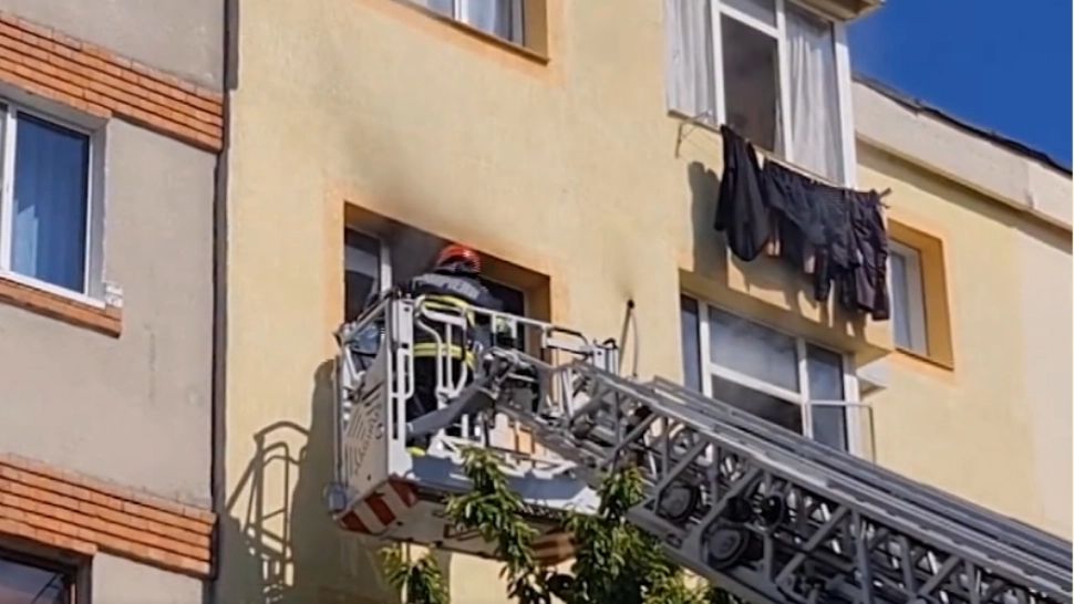 Incendiu puternic într-un bloc din Pitești. Locatari salvați cu autoscara