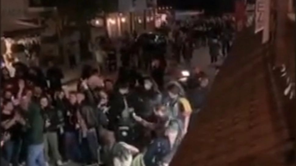 Puhoi de oameni în Vama Veche, în prima zi din minivacanța de 1 Mai. A "plouat" cu AMENZI