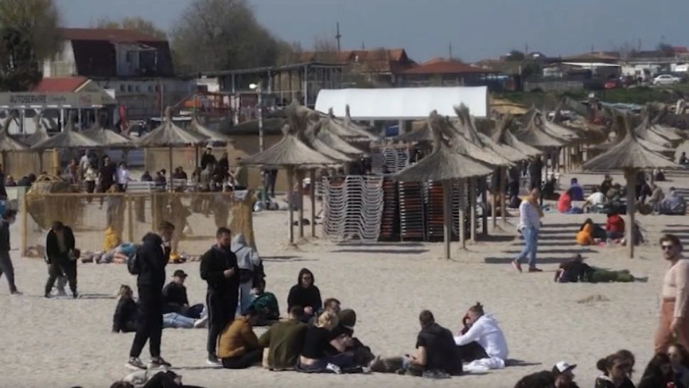 VIDEO Primii turiști au ajuns deja pe litoral. De ce REGULI trebuie să țină cont și cât va dura distracția