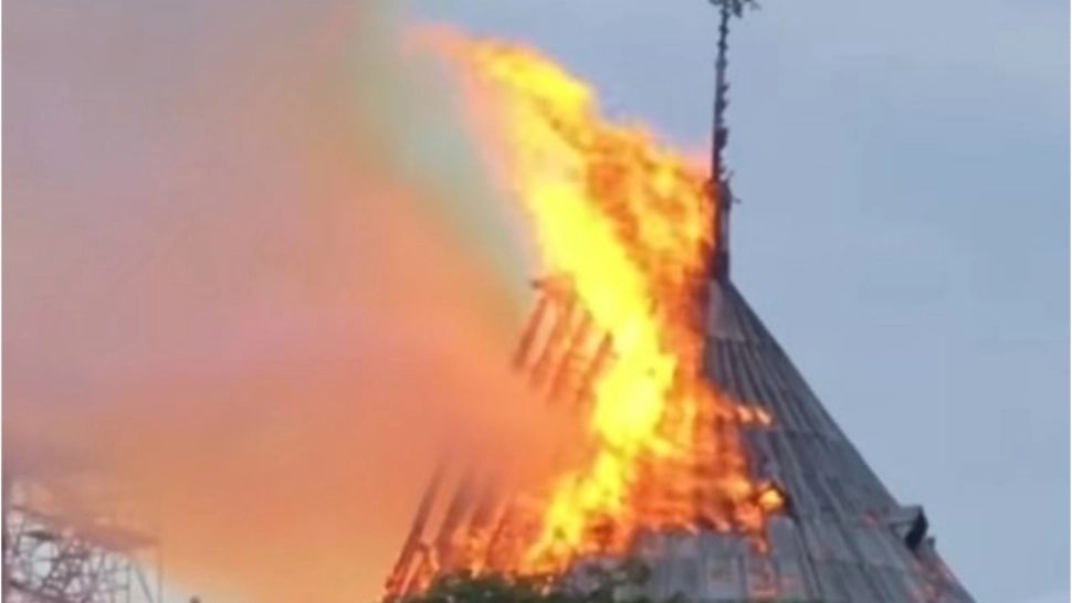 Esplanada catedralei Notre-Dame din Paris, închisă provizoriu din cauza concentraţiei ridicate de plumb. "Vinovat", incendiul de acum 2 ani