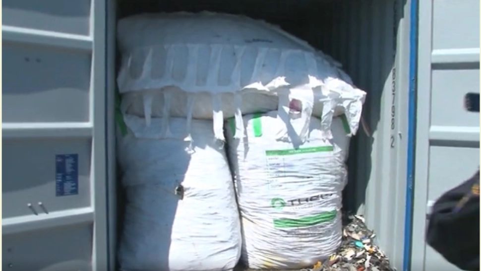 VIDEO Românii, SUFOCAȚI de gunoaiele Europei! Containere cu deșeuri PERICULOASE, descoperite în Portul Constanța