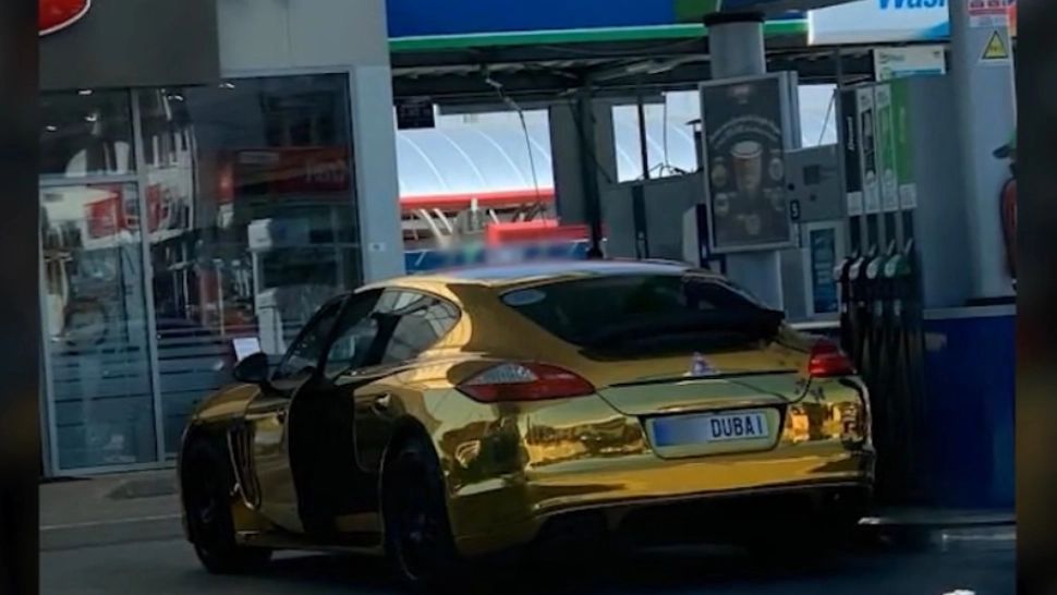 Folie de aur pe bolidul de lux - ultima "fiță" de la noi din țară. Cine și-a permis ... EXTRAVAGANȚA