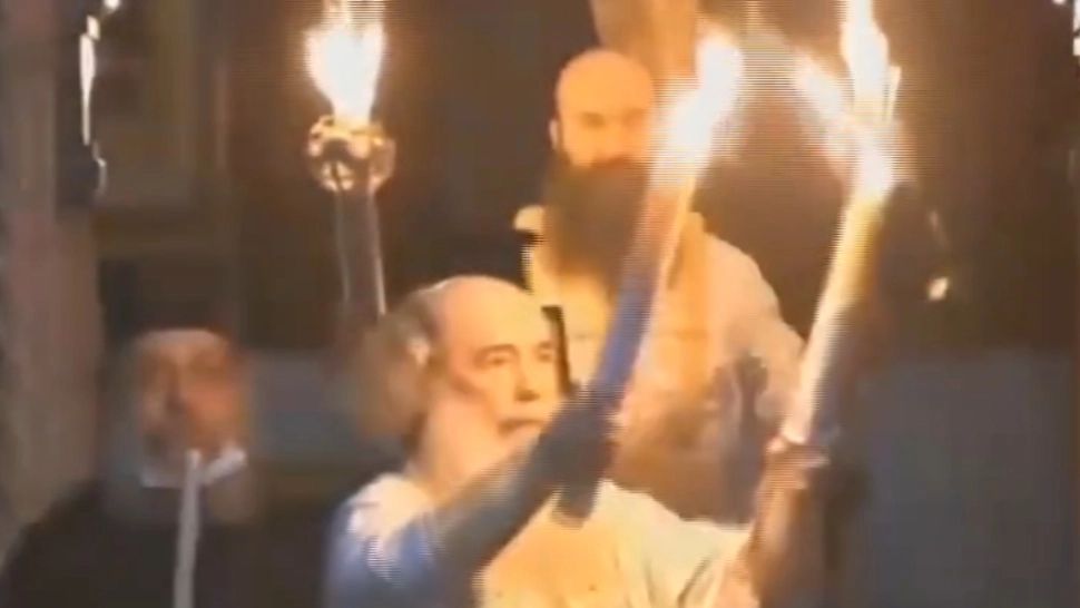 Lumina Sfântă de Paște a fost aprinsă în Ierusalim. Când va ajunge candela în țara noastră