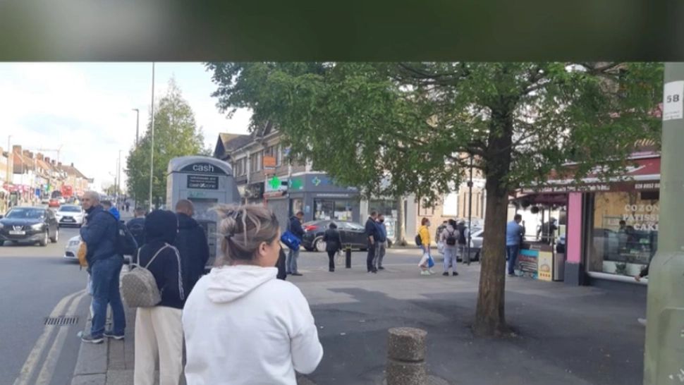 Românii din Londra stau la coadă pentru cozonaci. Ce spun oamenii