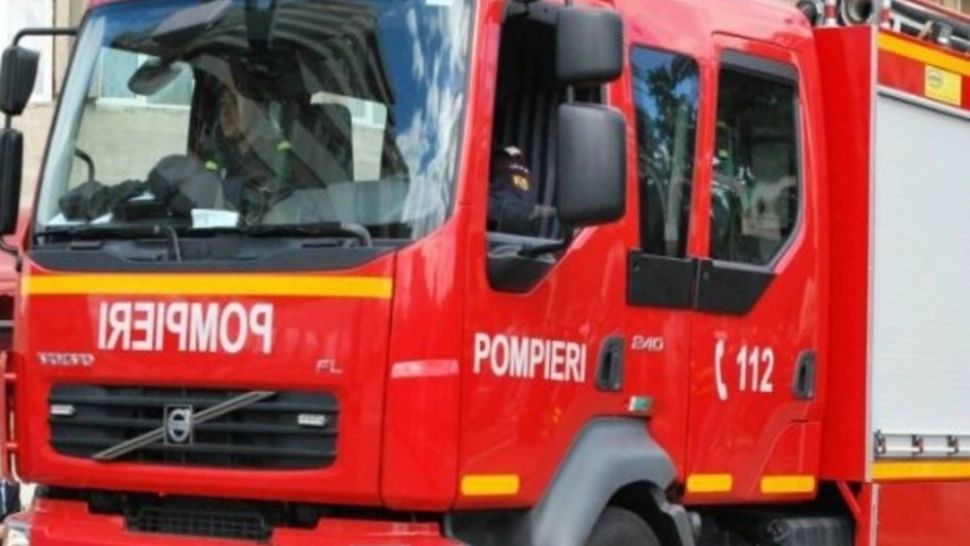 Un autobuz cu navetiști a luat foc, în mers, în Prahova. Pompierii au intervenit rapid