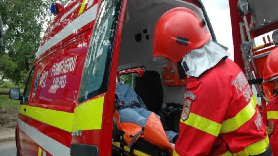 Accident de muncă în județul Constanța: Angajatul unei firme de salubritate, călcat de mașina de gunoi