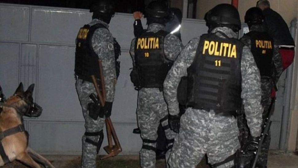 Petrecere oprită de mascați, la Voluntari. 29 de persoane au fost amendate