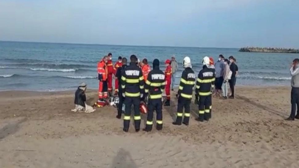 VIDEO | Alertă la Neptun. Bărbat înecat, scos din valurile mării