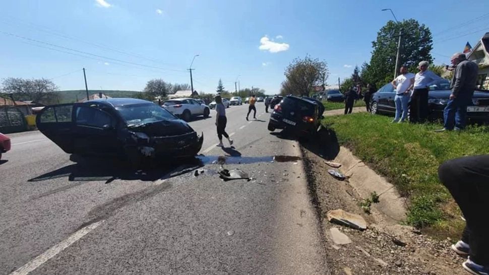 FOTO Accident grav în județul Iași. Cinci răniți, dintre care doi copii