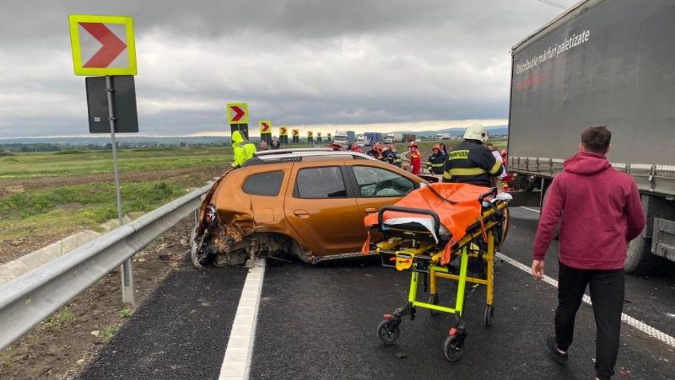 FOTO | Accident grav pe centura Bacăului, cu 4 mașini, un TIR și un camion - 11 victime 