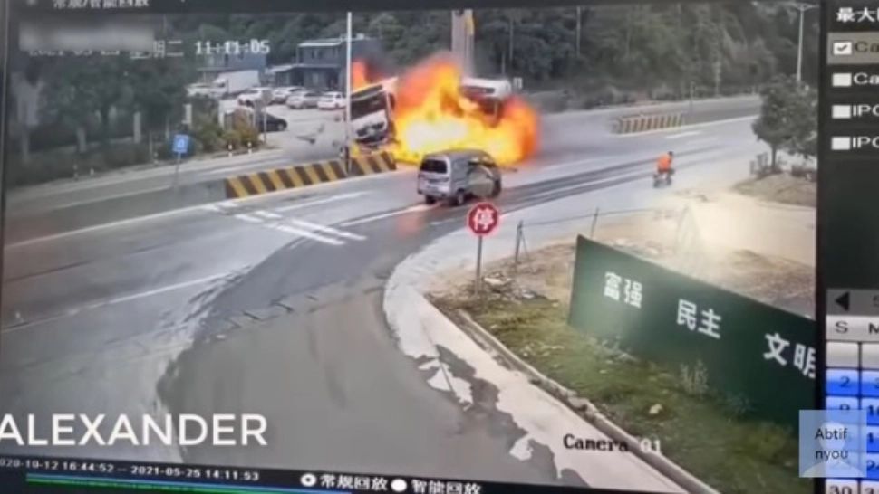 Accident înfiorător, în China: impact violent între două camioane - incendiu uriaș!