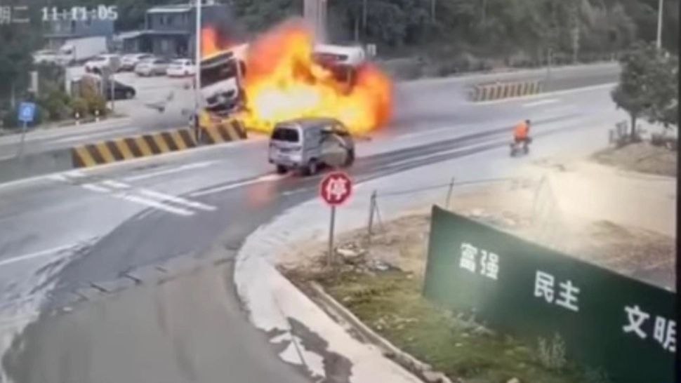 VIDEO Camioane în flăcări după un impact violent pe autostradă - Șoferii au scăpat ca prin minune