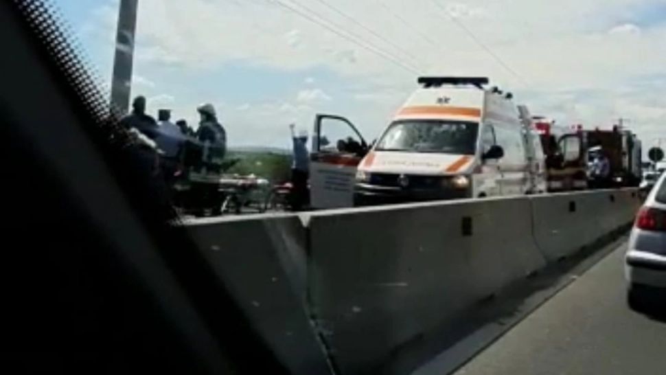 Accident pe DN1, în Pofigrafu. Șoferul unui microbuz cu 8 pasageri s-a răsturnat cu mașina. Traficul este restricționat pe drumul spre munte