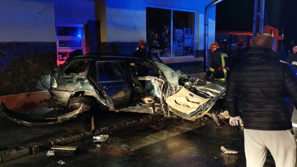 Accident grav - Două persoane rănite după ce o mașină a lovit violent zidul unei case