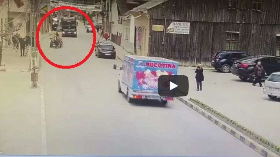 VIDEO - Accident grav - Un camion cu bușteni a lovit o căruță