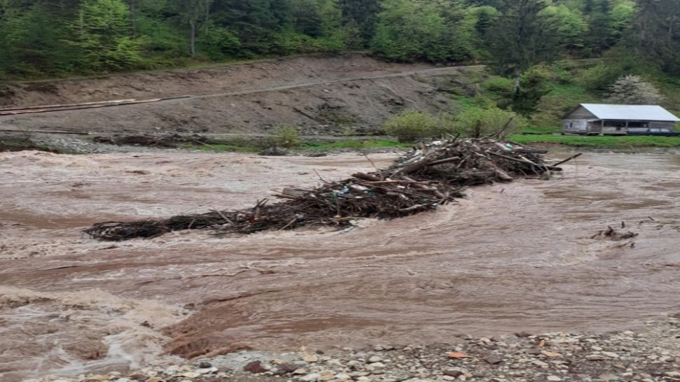 Au fost emise noi coduri de vreme rea - Continuă ploile și fenomenele extreme