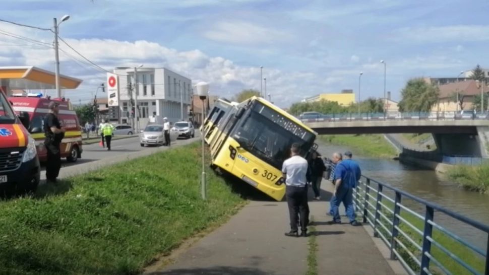VIDEO | Un autobuz cu 30 de pasageri la bord s-a răsturnat pe malul râului Cibin din Sibiu