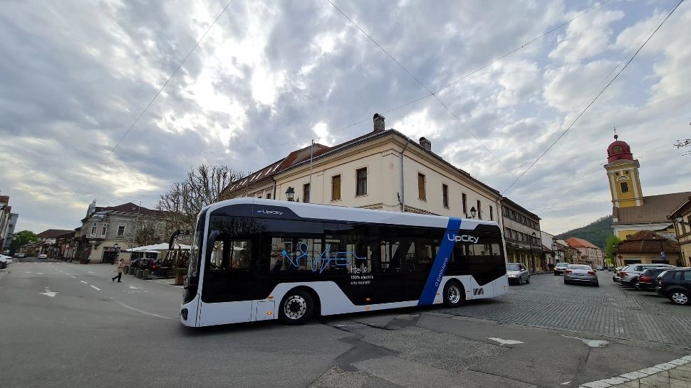 FOTO | Primul autobuz electric fabricat în România a ieșit pe străzi