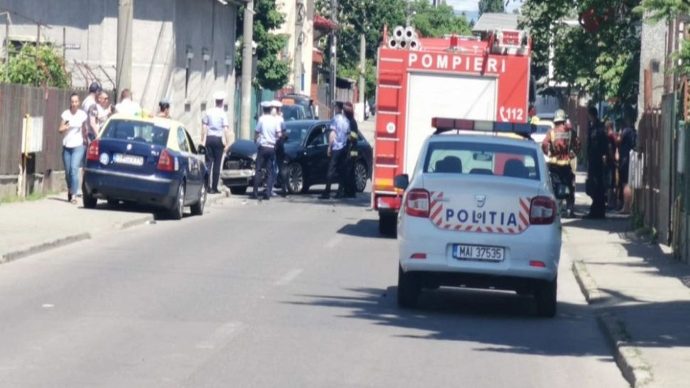 Accident cu trei mașini în Ploiești. Trei persoane rănite, printre care și un bebeluș