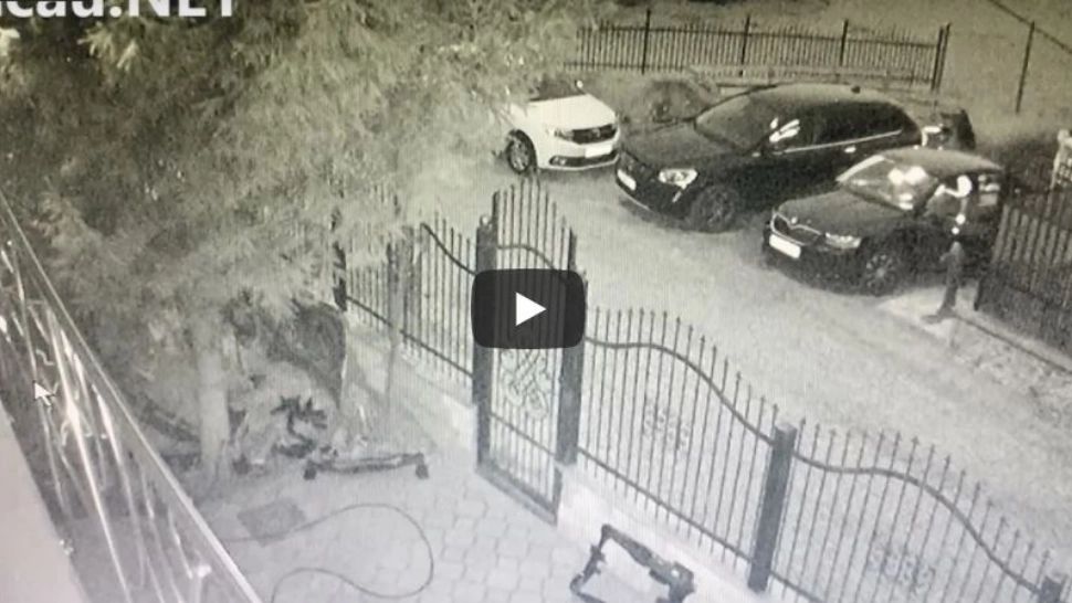 VIDEO - Doi hoți au furat o mașină dintr-o parcare - Jaful, surprins de camerele de supraveghere