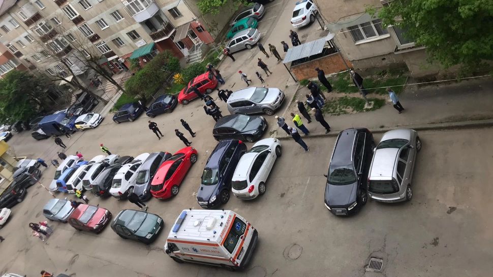 VIDEO Scene șocante la Zalău, lupte de stradă cu bâte și bolovani. Intervenție masivă a forțelor de ordine