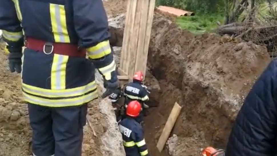 Două persoane, prinse sub un mal de pământ surpat, în Vâlcea! Un bărbat a MURIT, iar altul este la spital