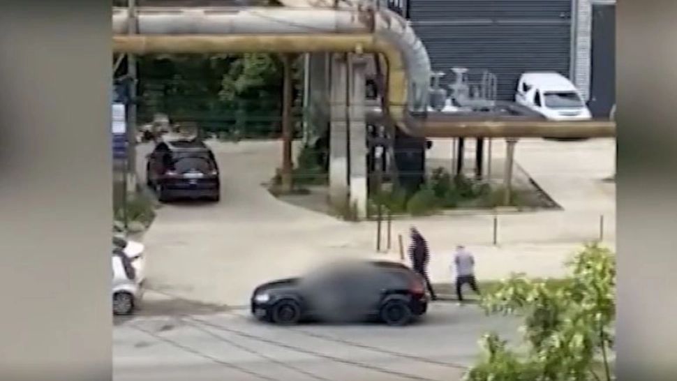 Bătaie cu pumni și picioare, în mijlocul străzii, între doi șoferi