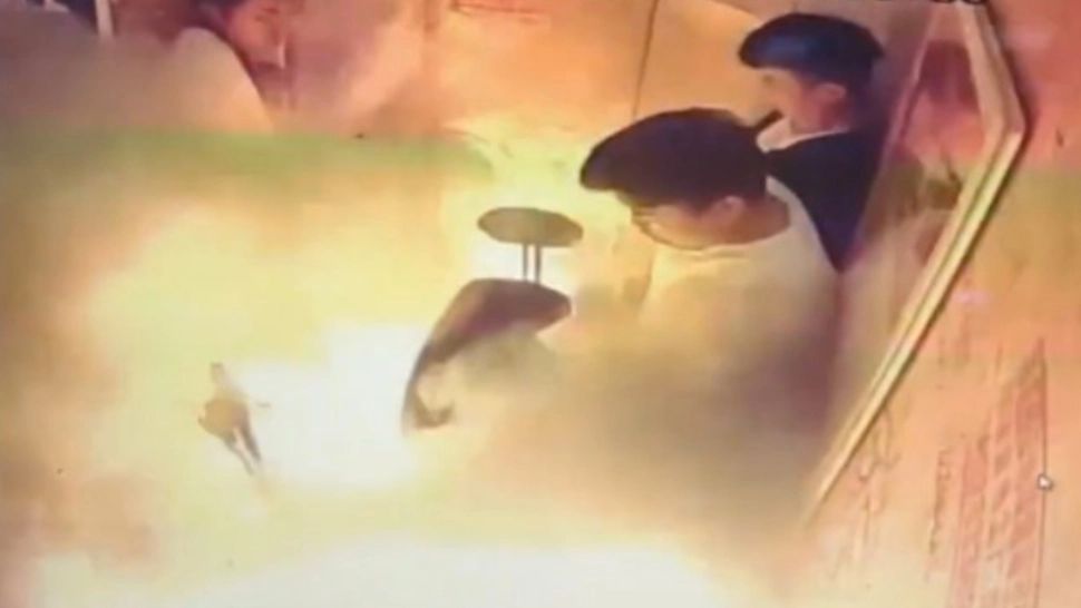 VIDEO Momente de coșmar: o bicicletă electrică a EXPLODAT într-un lift. O femeie și nepoata sa, în stare gravă în spital