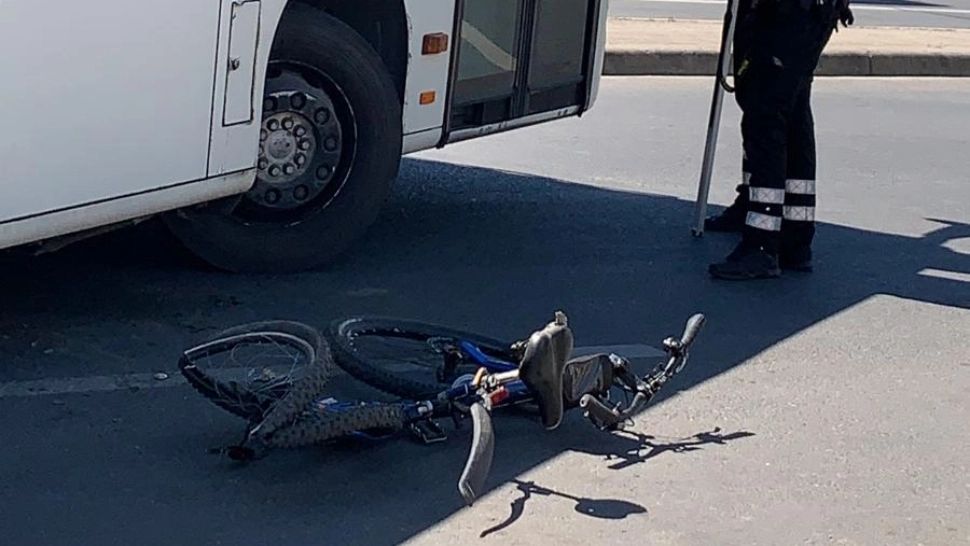 VIDEO Accident grav la Piața Crângași din București, un biciclist a fost izbit și prins sub un autobuz