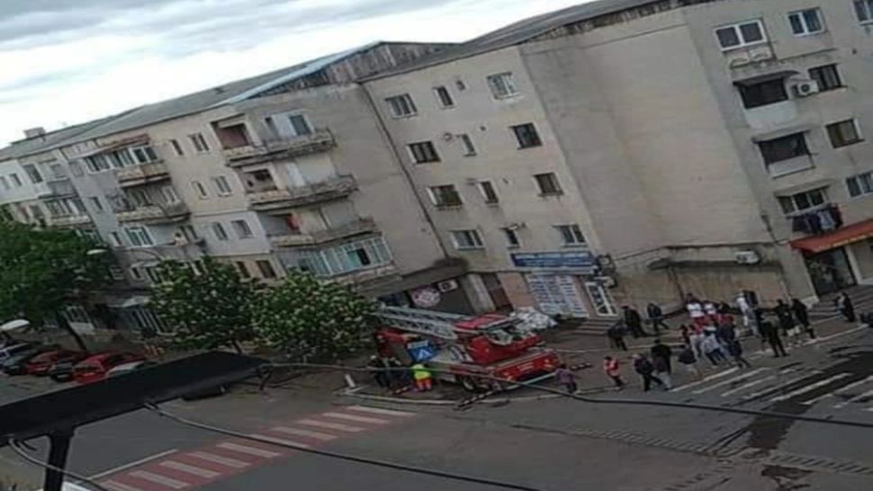  Panică într-un bloc din Bârlad! Șase persoane s-au autoevacuat, iar 15 au fost salvate de pompieri